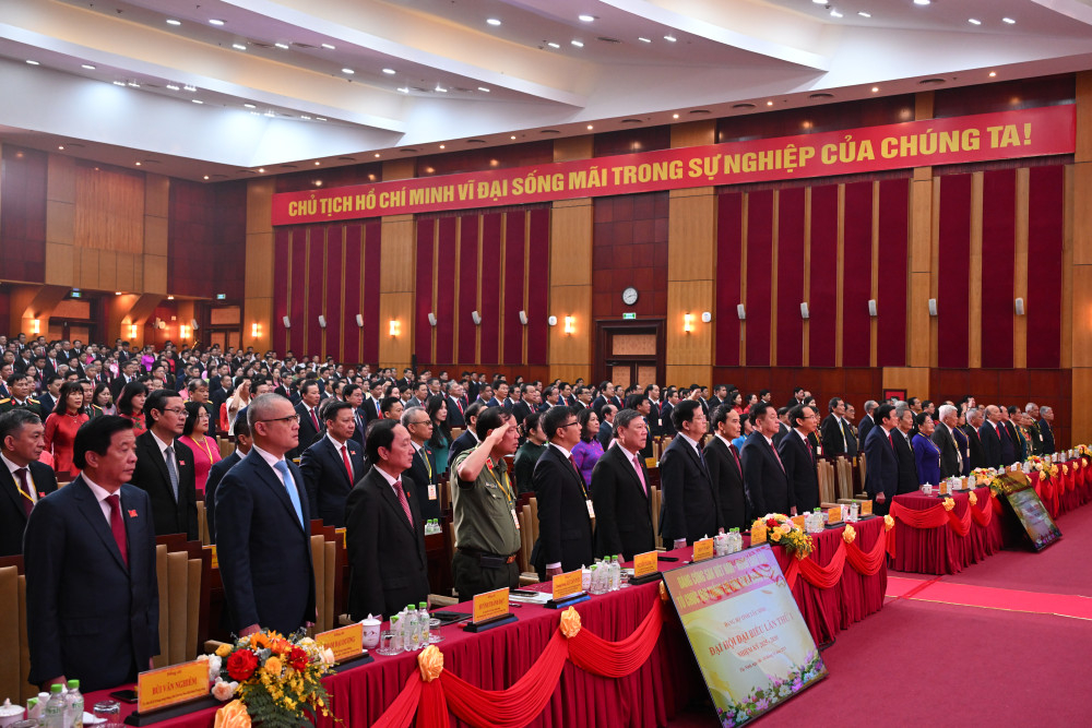 Đại biểu dự Đại hội thực hiện nghi thức chào cờ