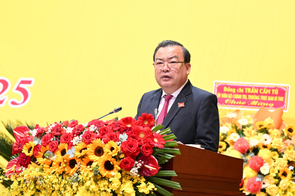 Phó Bí thư Tỉnh ủy, Trưởng đoàn ĐBQH tỉnh Phạm Hùng Thái báo cáo tổng hợp ý kiến đại biểu trước Đại hội