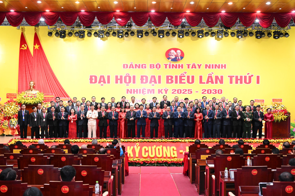 Ban Chấp hành Đảng bộ tỉnh nhiệm kỳ 2025-2030 ra mắt Đại hội