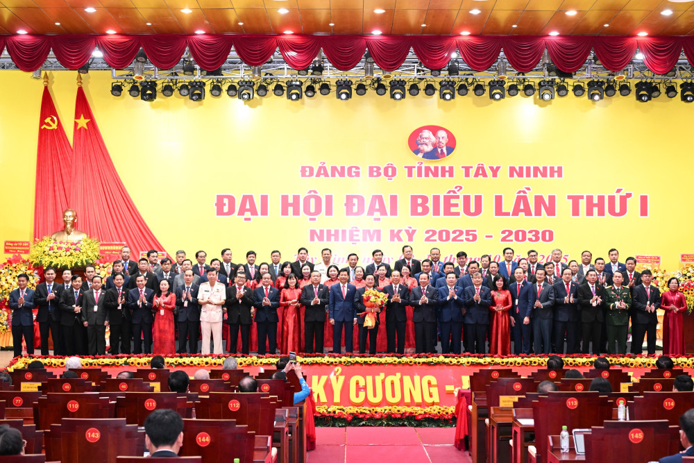 Ủy viên Bộ Chính trị, Thường trực Tiểu ban Văn kiện Đại hội XIV của Đảng Nguyễn Văn Nên tặng hoa chúc mừng Ban Chấp hành Đảng bộ tỉnh nhiệm kỳ 2025-2030