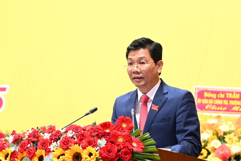Phó Bí thư Thường trực Tỉnh ủy, Chủ tịch HĐND tỉnh Nguyễn Mạnh Hùng điều hành phần thông qua Nghị quyết Đại hội