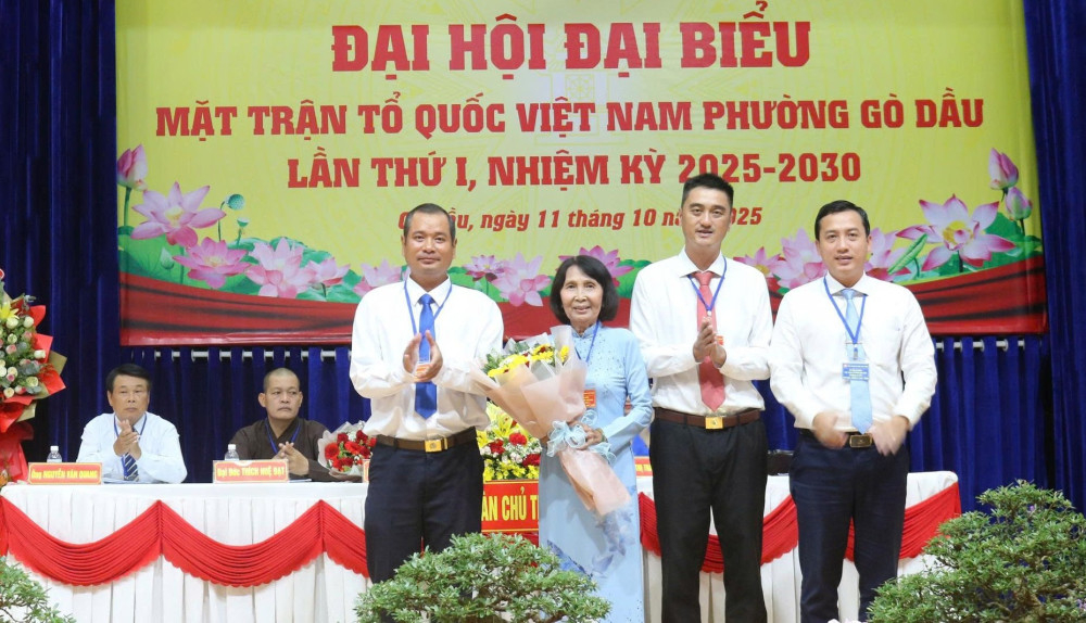 Phó Chủ tịch UBMTTQ Việt Nam tỉnh, Bí thư Đoàn TNCS Hồ Chí Minh tỉnh Tây Ninh Trần Hải Phú (bìa phải) tặng hoa đoàn đại biểu dự Đại hội cấp trên