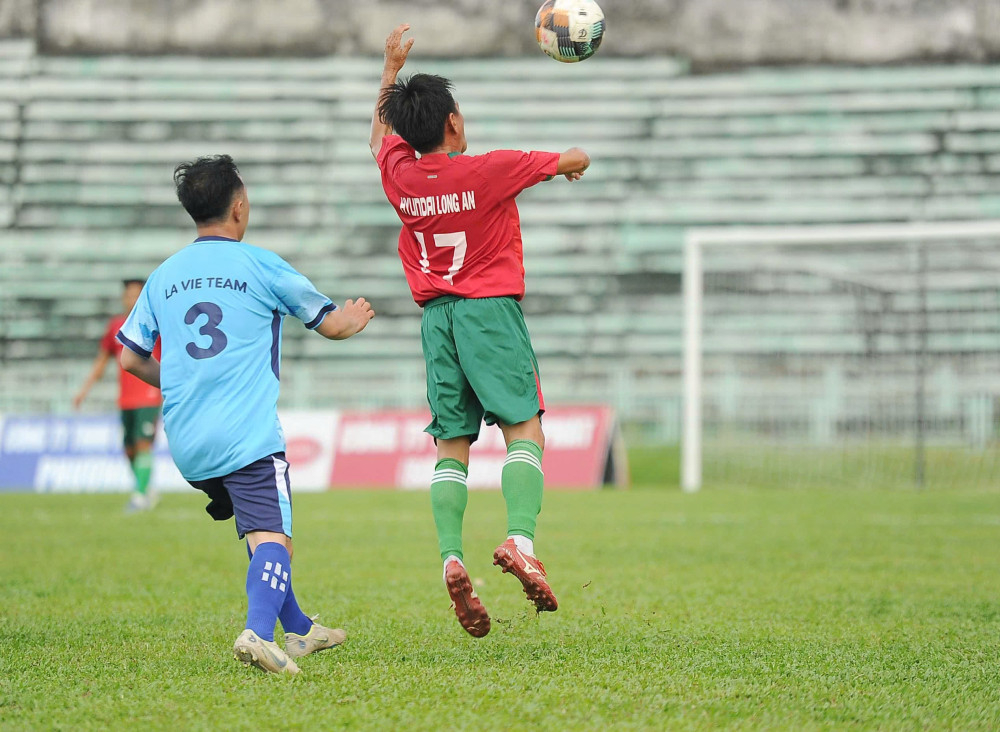Các cầu thủ Dũng Phong FC ghi 3 bàn thắng vào lưới Lavie FC