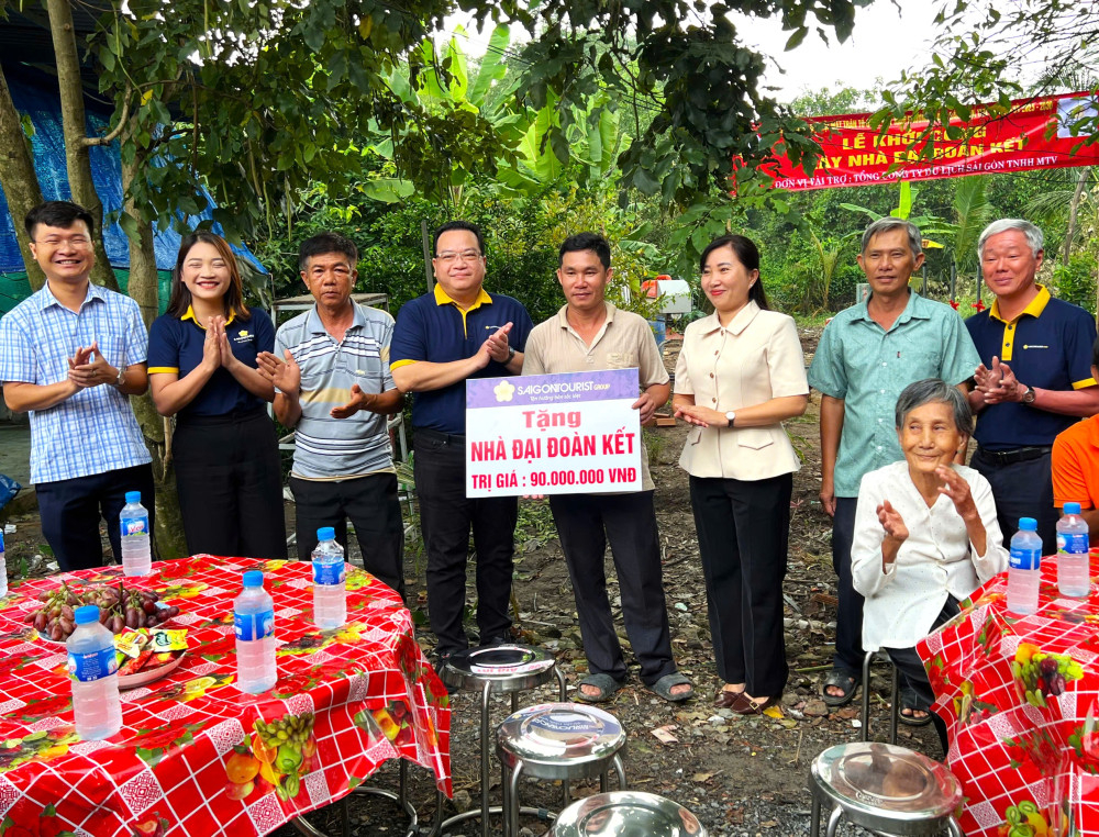 Phó Chủ tịch UBND phường Trảng Bàng Huỳnh Thị Thuỳ Trang cùng đơn vị tài trợ trao bảng biểu trưng hỗ trợ cho gia đình