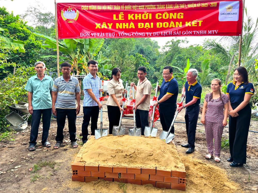 Lãnh đạo địa phương, nhà tài trợ và đại diện gia đình làm lễ động thổ