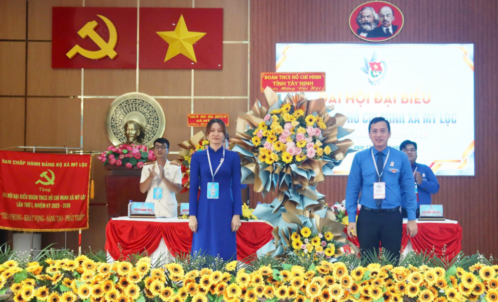 Phó Chủ tịch UBMTTQ Việt Nam tỉnh, Bí thư Tỉnh Đoàn Trần Hải Phú tặng hoa chúc mừng Đại hội