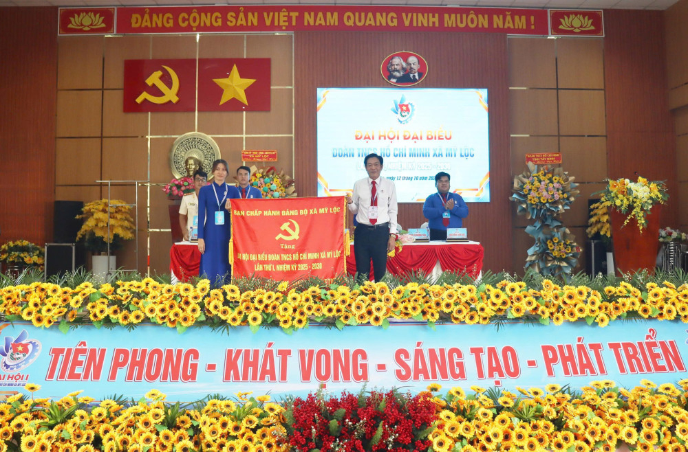 Bí thư Đảng ủy, Chủ tịch HĐND xã Mỹ Lộc Nguyễn Phước Hùng tặng bức trướng chúc mừng Đại hội