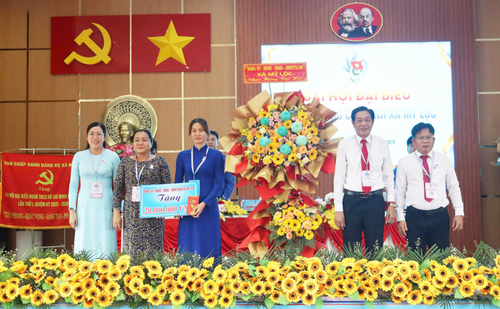 Lãnh đạo xã Mỹ Lộc tặng hoa, quà cho Đại hội