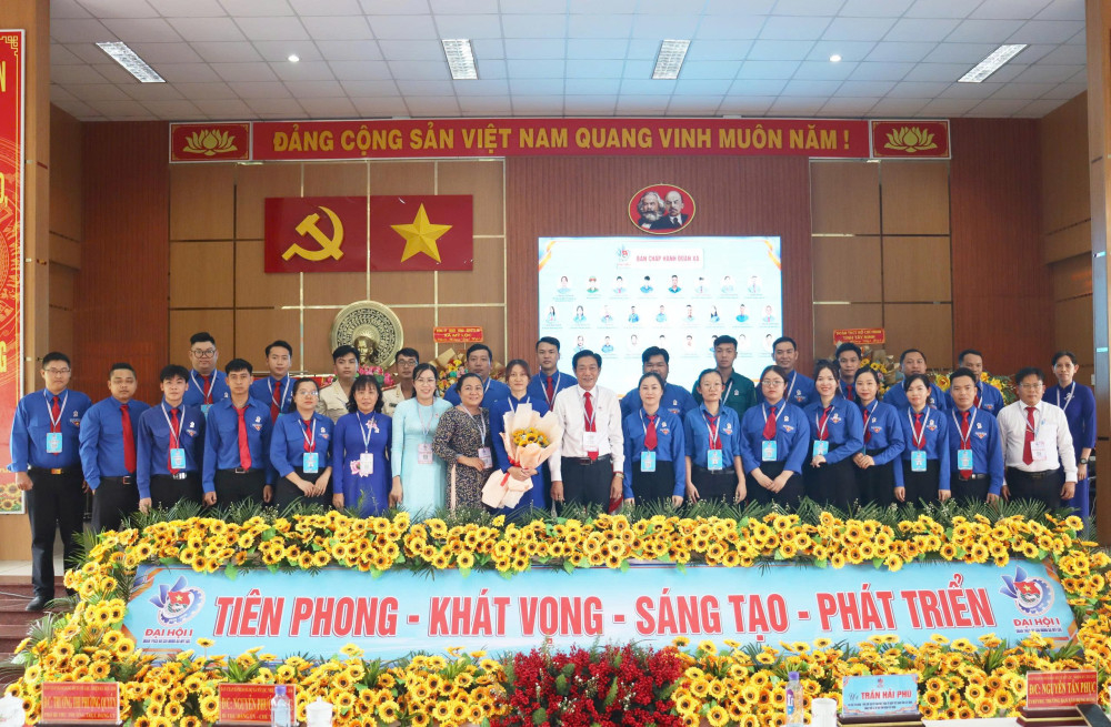 Lãnh đạo xã Mỹ Lộc tặng hoa chúc mừng Ban Chấp hành Đoàn xã khóa I