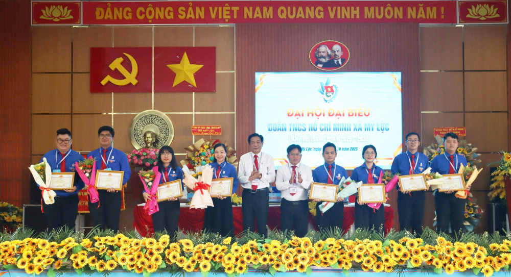 Lãnh đạo xã Mỹ Lộc khen thưởng các tập thể, cá nhân có thành tích