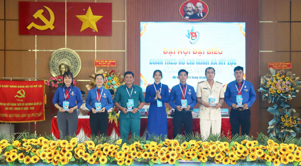 Tặng quà tri ân các Ủy viên Ban Chấp hành không tái cử nhiệm kỳ mới