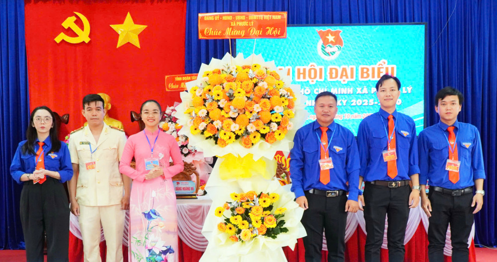 Phó Bí thư Thường trực Đảng ủy xã Phước Lý Nguyễn Thị Thanh Tuyền tặng hoa chúc mừng Đại hội