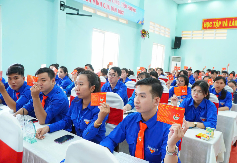 Đại biểu biểu quyết thông qua Nghị quyết Đại hội Đoàn TNCS HCM xã Phước Lý