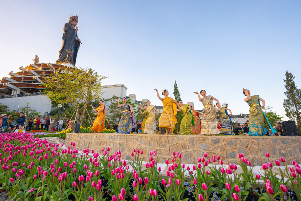 Tây Ninh phấn đấu đưa du lịch trở thành ngành kinh tế mũi nhọn (Trong ảnh, biểu diễn múa dân tộc Khmer phục vụ du khách trên đỉnh núi Bà Đen. Ảnh: HẢI TRIỀU)