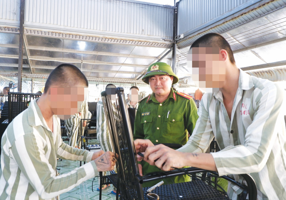 Thiếu tá Nguyễn Tấn Đạt - cán bộ quản giáo Trại giam Long Hòa, hướng dẫn các phạm nhân dưới 18 tuổi trong việc học nghề, truyền nghề