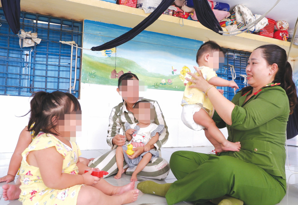 Đại úy Phạm Thảo Nguyên (cán bộ trực trại) là 