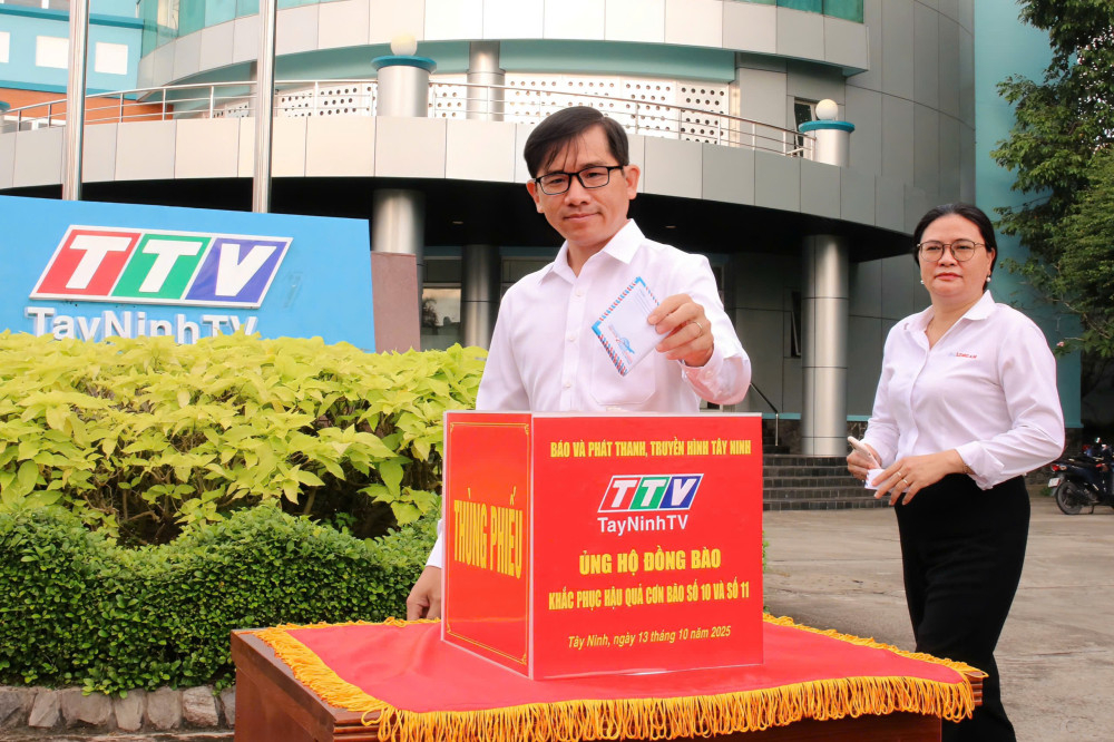 Ban Biên tập Báo và phát thanh, truyền hình Tây Ninh quyên góp ủng hộ đồng bào vùng bị thiên tai