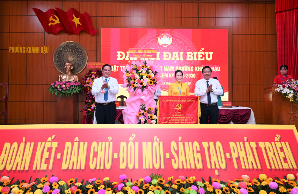Bí thư Đảng ủy phường Khánh Hậu Nguyễn Việt Cường và Phó Bí thư Thường trực Đảng ủy phường Khánh Hậu Nguyễn Ngọc Sang tặng hoa, bức trướng chúc mừng Đại hội