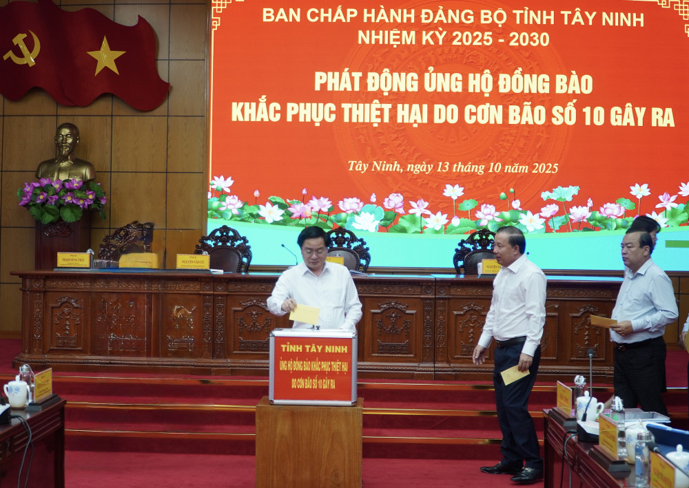 Tỉnh ủy Tây Ninh quyên góp ủng hộ đồng bào bị ảnh hưởng bão số 10 và 11