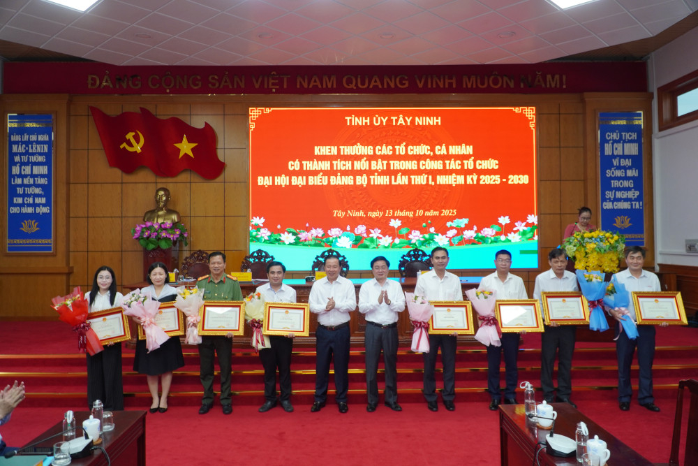 Thường trực Tỉnh ủy khen thưởng các tập thể có thành tích trong công tác tổ chức  Đại hội đại biểu Đảng bộ tỉnh Tây Ninh lần thứ I