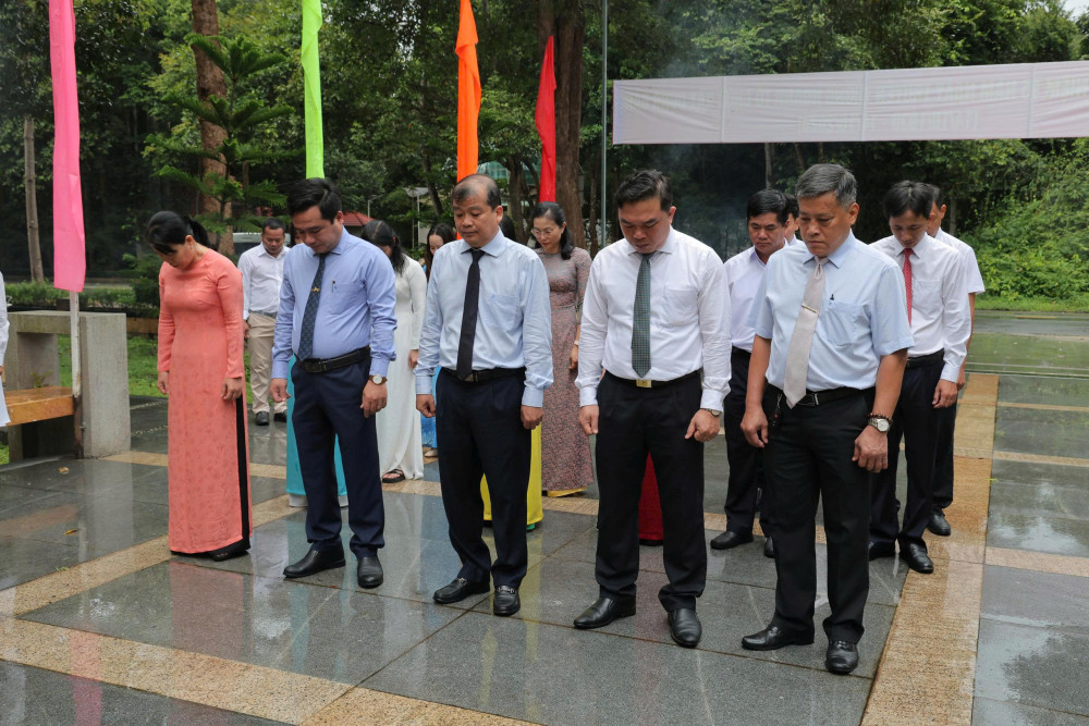 Đại biểu dành một phút mặc niệm, tưởng nhớ đến thế hệ cán bộ đã cống hiến, hy sinh vì sự nghiệp cách mạng và công tác xây dựng Đảng tại Nhà bia kỷ niệm Ban Tổ chức Trung ương Cục miền Nam