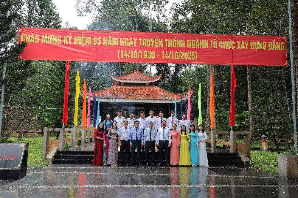 Đại biểu chụp ảnh lưu niệm tại Nhà bia kỷ niệm Ban Tổ chức Trung ương Cục miền Nam