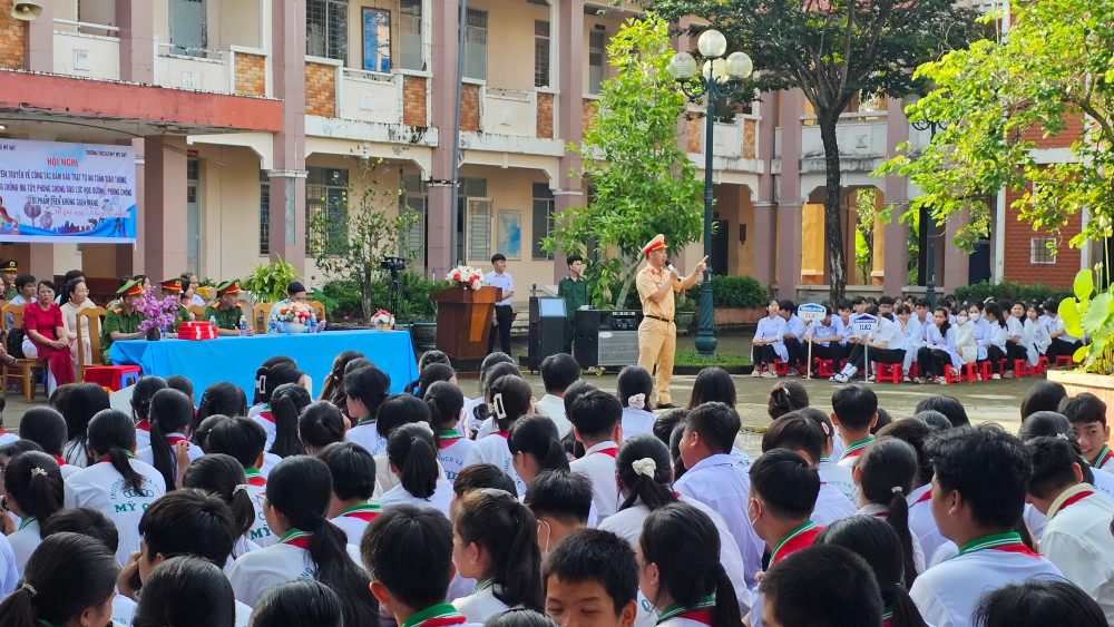 Học sinh Trường THCS - THPT Mỹ Quý tham gia buổi tuyên truyền