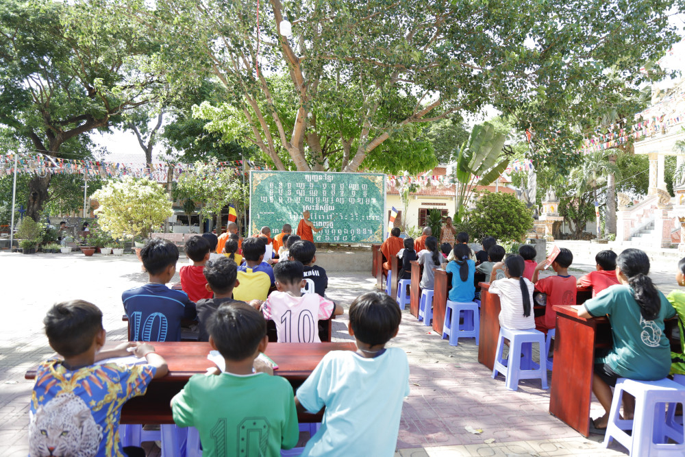 Một buổi học chữ Khmer ở chùa Botum Kirirangsay