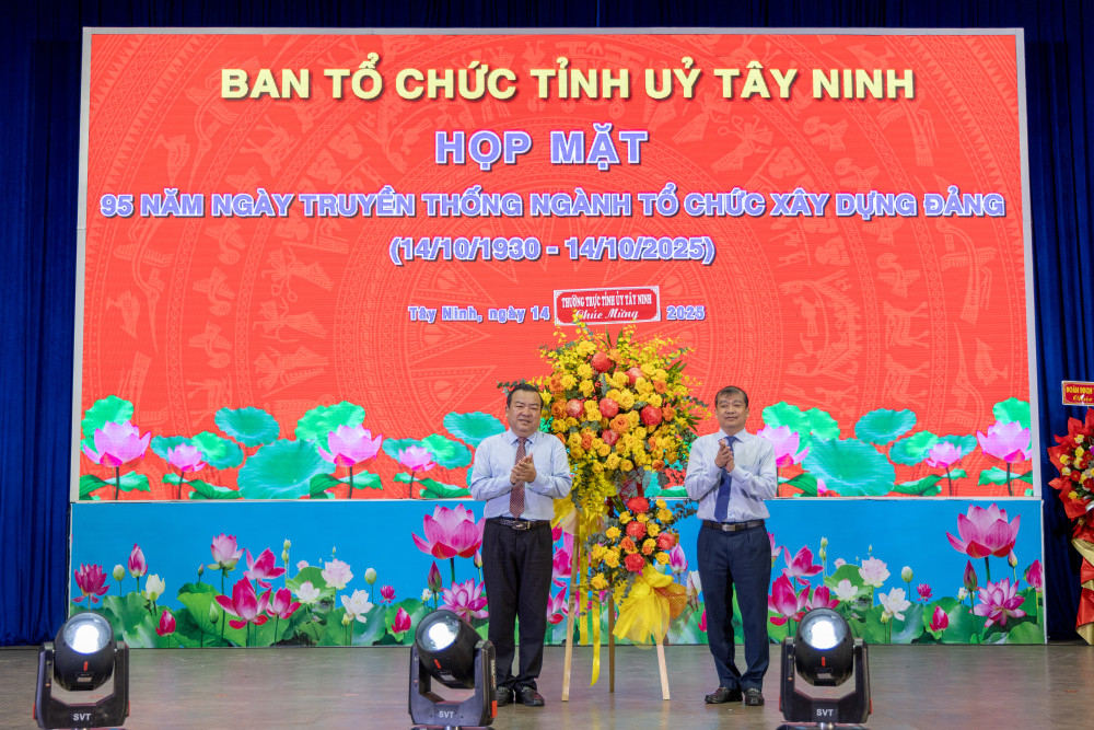 Phó Bí thư Tỉnh ủy, Trưởng đoàn đại biểu Quốc hội tỉnh Phạm Hùng Thái (bên trái) tặng hoa chúc mừng buổi họp mặt