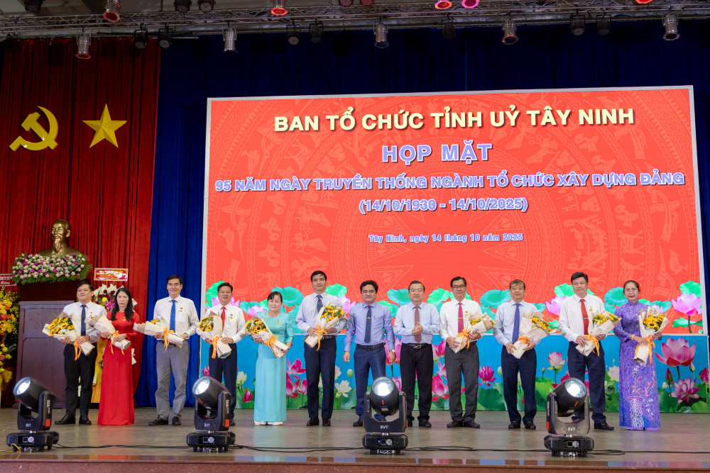 Đại biểu nhận Kỷ niệm chương 