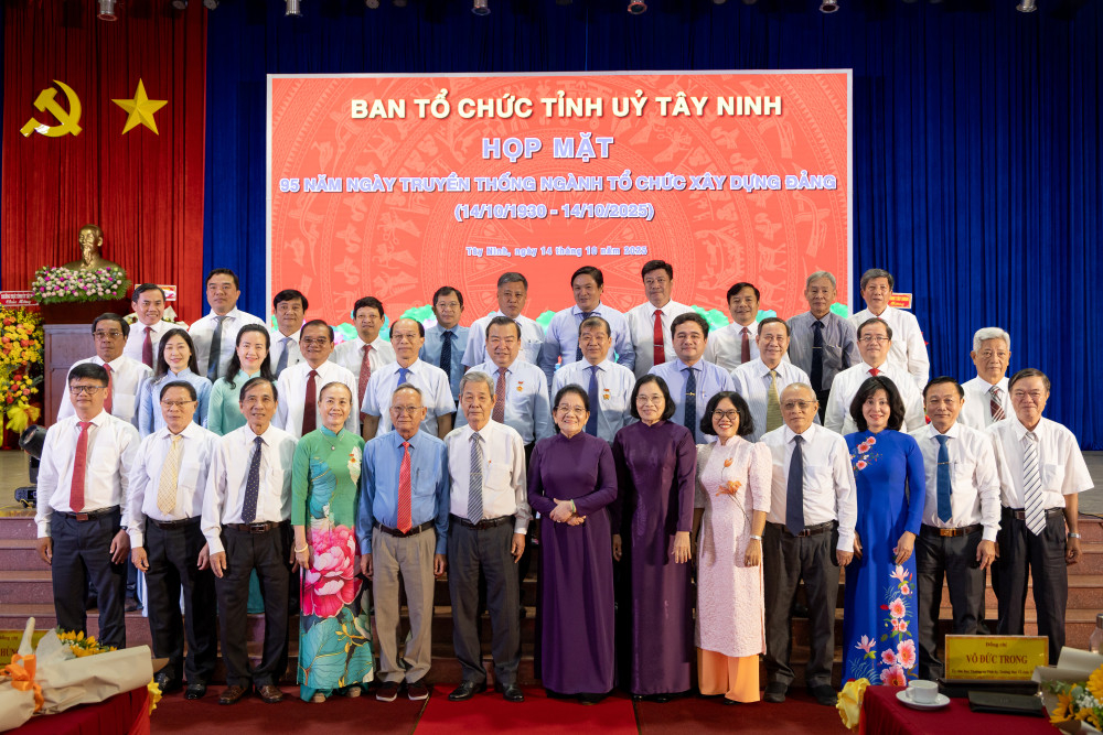 Đại biểu chụp ảnh lưu niệm tại buổi họp mặt
