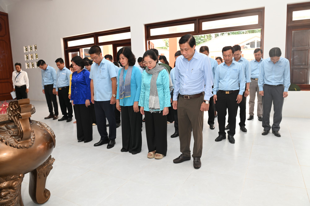 Đoàn công tác Ban Tuyên giáo và Dân vận Tỉnh ủy mặc niệm tưởng nhớ công ơn của Chủ tịch Hồ Chí Minh – người đã cống hiến, hy sinh trọn đời vì độc lập dân tộc
