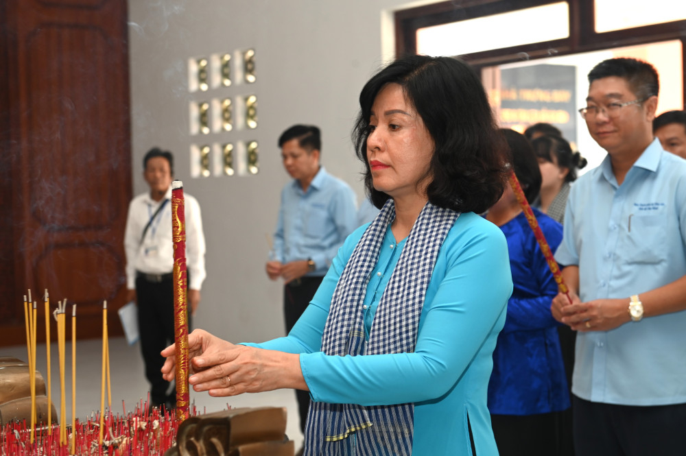 Ủy viên Ban Thường vụ Tỉnh ủy, Trưởng ban Tuyên giáo và Dân vận Tỉnh ủy Nguyễn Thị Xuân Hương thắp hương tưởng niệm Chủ tịch Hồ Chí Minh 