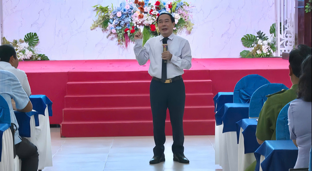 Tiến sĩ Nguyễn Văn Điệp - nguyên Phó Giám đốc Học viện Tòa án trao đổi tại hội nghị