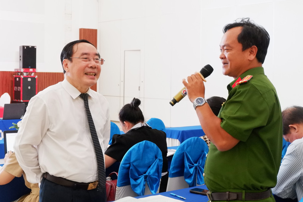 Đại biểu tham gia trao đổi tại hội nghị