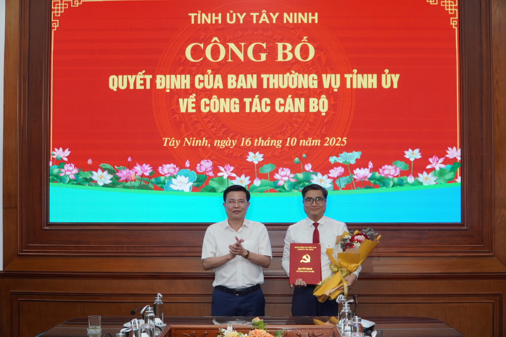 Phó Bí thư Tỉnh ủy, Chủ tịch UBMTTQ Việt Nam tỉnh Tây Ninh Nguyễn Thanh Hải trao quyết định cho tân Chủ tịch Hội Nông dân tỉnh Nguyễn Thanh Tùng