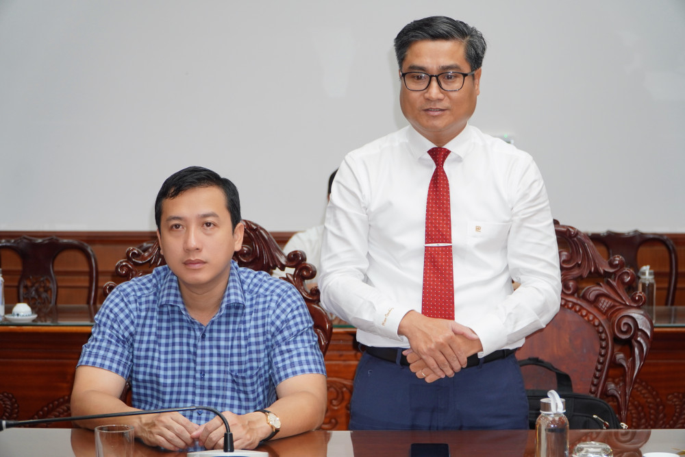 Chủ tịch Hội Nông dân tỉnh Tây Ninh Nguyễn Thanh Tùng (bên phải) đặt quyết tâm đưa phong trào nông dân Tây Ninh ngày càng phát triển