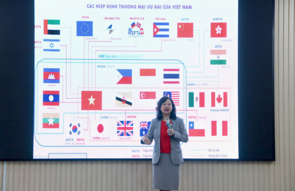 Phó Cục trưởng Cục Xuất nhập khẩu Trịnh Thị Thu Hiền giới thiệu tổng quan về cơ chế quản lý nhà nước trong lĩnh vực xuất xứ hàng hóa và vai trò của hệ thống cơ quan cấp C/O