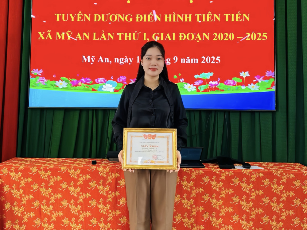 Cô Phùng Thị Ngọc Lụa được UBND xã Mỹ An tặng Giấy khen tuyên dương điển hình tiên tiến giai đoạn 2020-2025