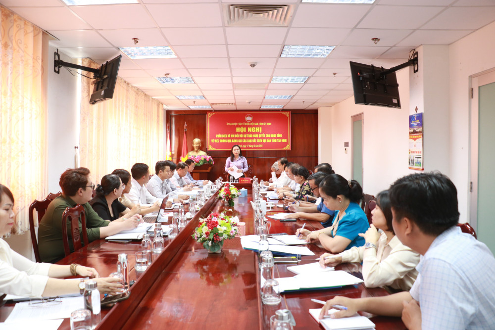 Phó Chủ tịch UBMTTQ Việt Nam tỉnh Tây Ninh Lê Thị Cẩm Tú phát biểu tại hội nghị