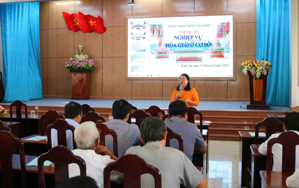 Báo cáo viên triển khai các nội dung tập huấn