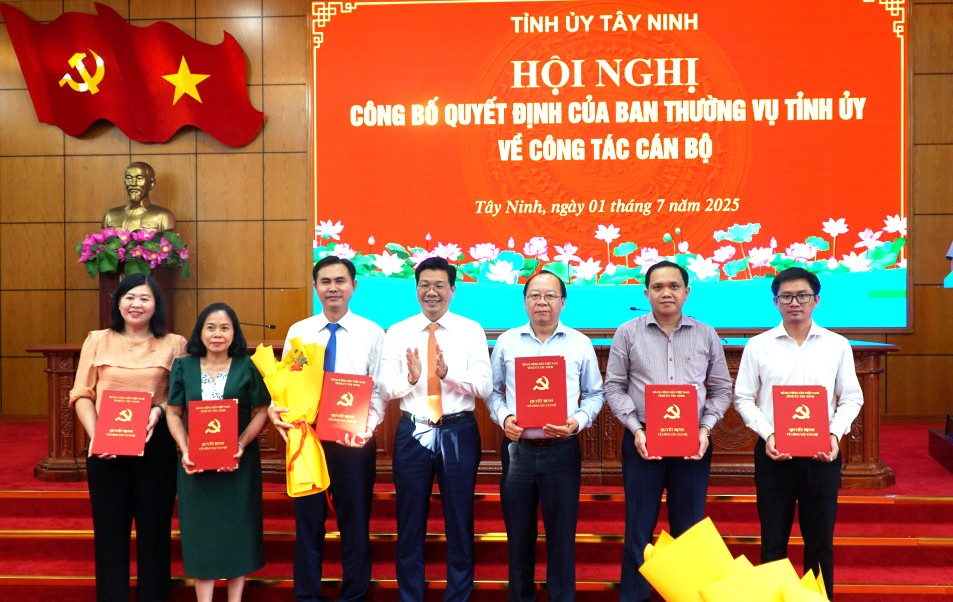 Phó Bí thư Thường trực Tỉnh ủy, Chủ tịch HĐND tỉnh Nguyễn Mạnh Hùng trao quyết định thành lập và bổ nhiệm lãnh đạo Văn phòng Tỉnh ủy Tây Ninh