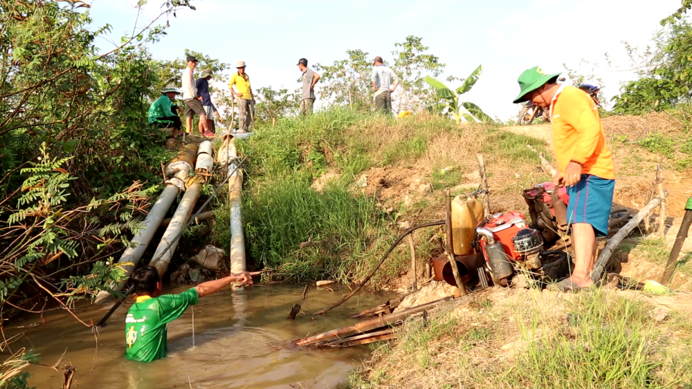 Người dân xã Khánh Hưng huy động máy móc bơm rút nước