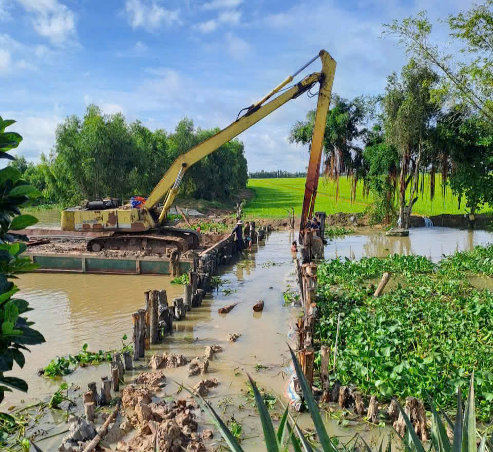 Phương tiện cơ giới được huy động để gia cố đê bao bảo vệ lúa