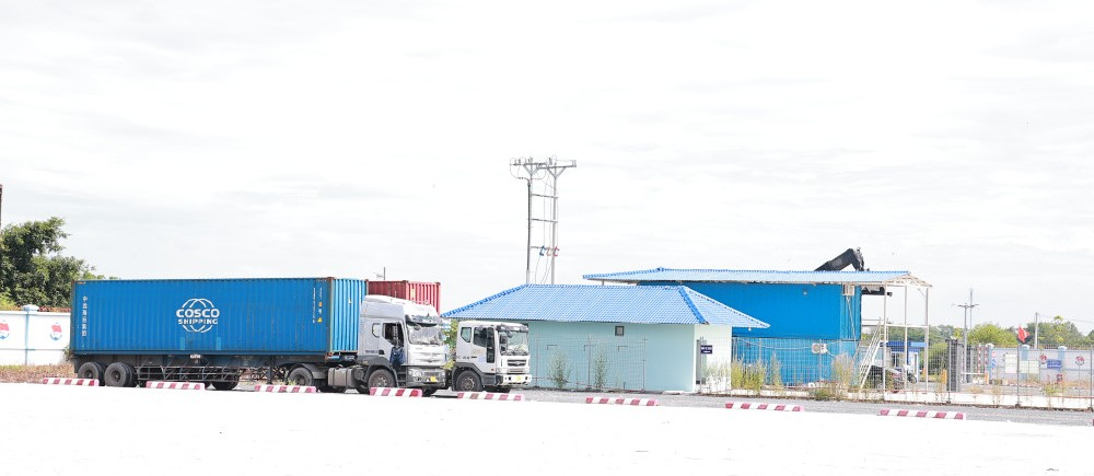 Phương tiện vận tải chờ làm thủ tục hải quan tại điểm tập kết 