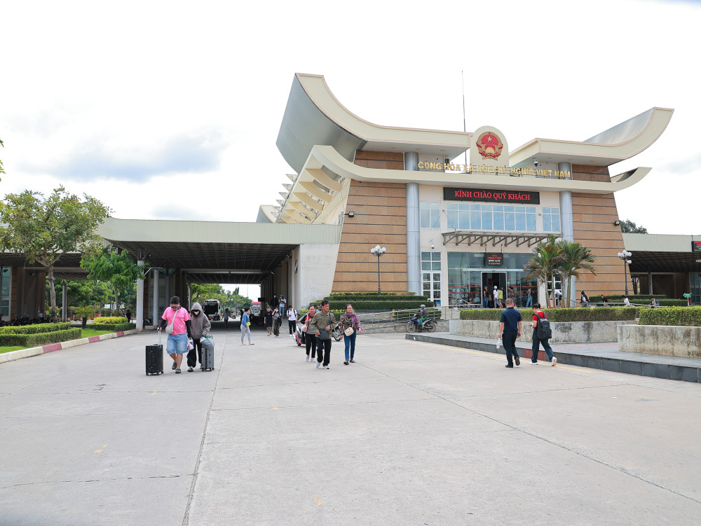 Du khách nhập cảnh vào Việt Nam tại Cửa khẩu Quốc tế Mộc Bài 