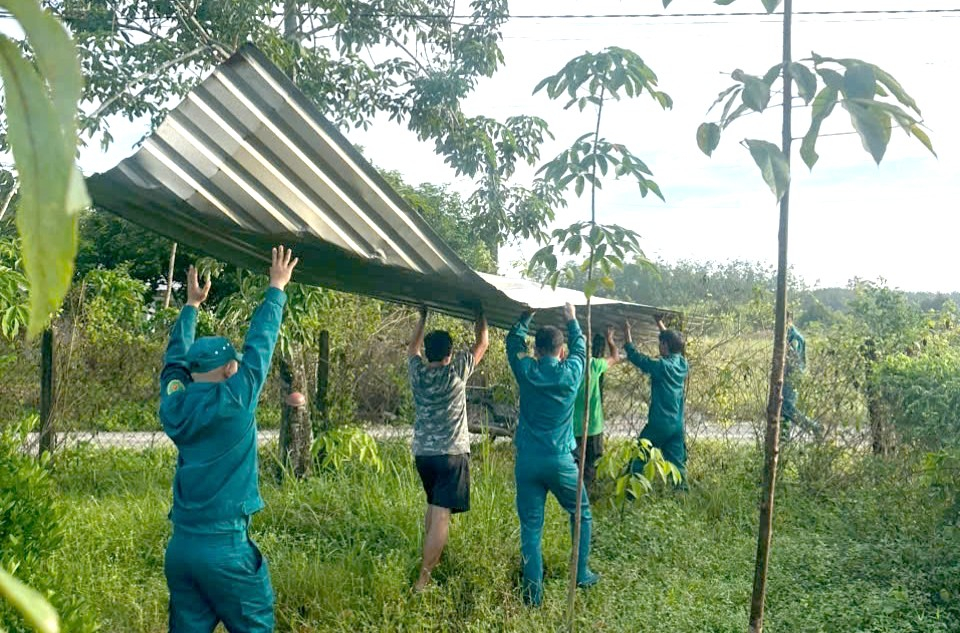 Dân quân xã Hưng Thuận giúp dân sửa chữa nhà bị tốc mái do giông lốc