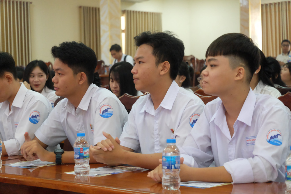Người lao động, học sinh, sinh viên tham gia phiên giao dịch việc làm