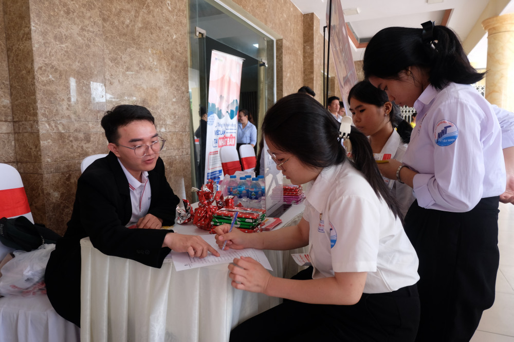 Doanh nghiệp trao đổi, giải đáp thắc mắc về các vị trí việc làm cho người lao động, học sinh, sinh viên