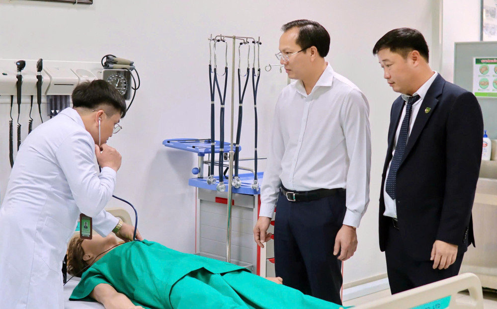 Ủy viên Ban Thường vụ Tỉnh ủy, Phó Chủ tịch UBND tỉnh Tây Ninh Đoàn Trung Kiên tham quan Khoa Y - Trường Đại học Tân Tạo